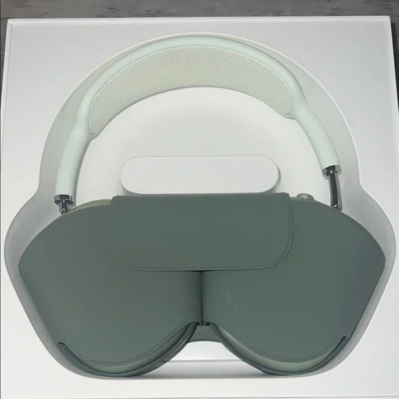 Apple Airpods Max in Green - Picture 3 of 4